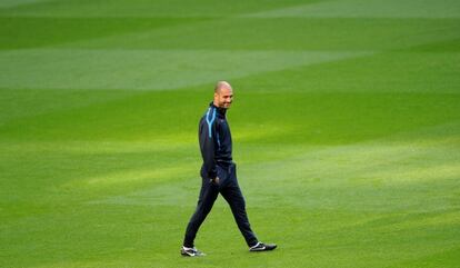 Guardiola, durante un entrenamiento con el Barça.