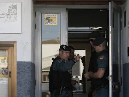 Agentes de la Guardia Civil, durante el registro del Ayuntamiento de Valdemoro realizado en octubre de 2014 dentro de la Operación Púnica.