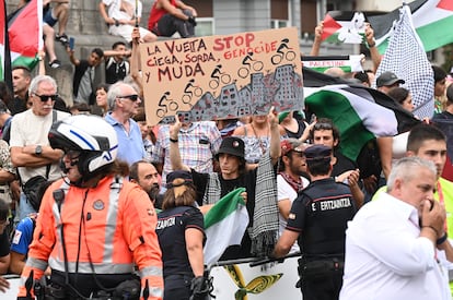 Manifestantes durante el final de la 11ª etapa de la Vuelta Ciclista en Bilbao, este martes.