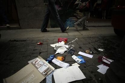 Papeles sobre la calzada de la calle de La Palma.