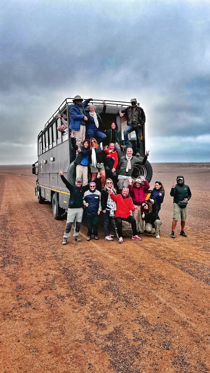 El grupo de El País Viajes, organizado por Paco Nadal, en la Costa de los Esqueletos (Namibia).