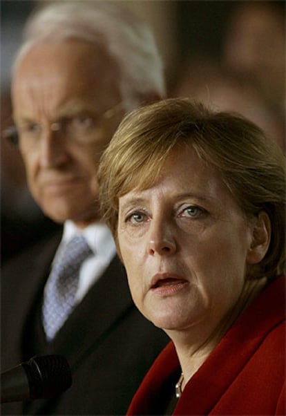 Angela Merkel y Edmund Stoiber, durante la rueda de prensa para dar cuenta de la tercera reunión con el SPD.