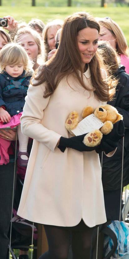 Los regalos y las muestras de cariño no faltan desde que se hizo oficial su embarazo. Peluches, flores... Todo vale para felicitar a la futura reina de Inglaterra. En cuanto a su estilo, Catalina combina un vestido baby doll de TopShop con un abrigo beige de la firma Goat.