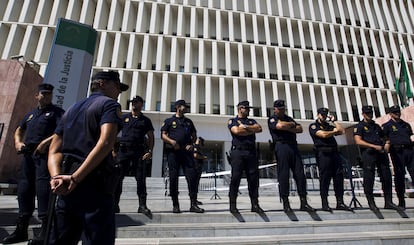 Agentes del cuerpo de Policía Nacional, en la Audiencia Provincial de Málaga en 2022.