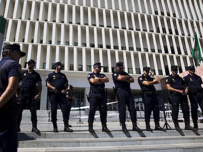 Agentes del cuerpo de Policía Nacional, en la Audiencia Provincial de Málaga en 2022.