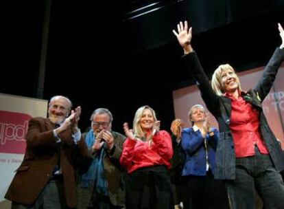 Díez saluda al auditorio durante la presentación de las listas de UPD. A la izquierda, Álvaro Pombo y Fernando Savater (que no es candidato).