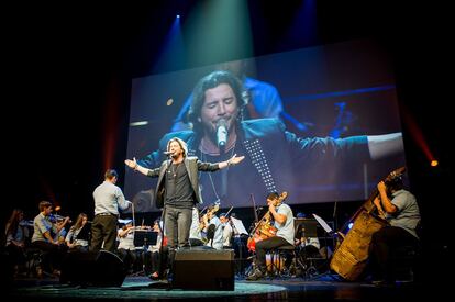 El cantante Manuel Carrasco actuando junto a la orquesta deCateura y 'La Música del Reciclaje' en el concierto del Teatro Real de Madrid en las navidades de 2017.