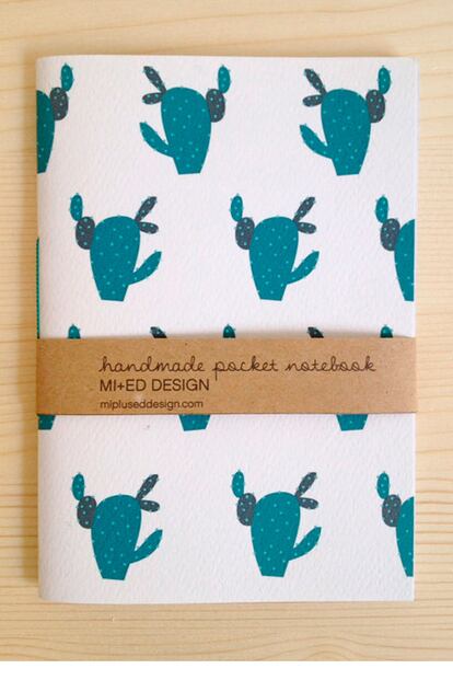 Libreta con cactus print. Disponible en Etsy (7,59 euros).