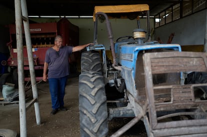 Un agricultor muestra un tractor que no puede usar por falta de combustible, en Barinas, en diciembre de 2021.