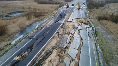 Excavadoras están listas para desmantelar una de las carreteras dañadas por un corrimiento de tierra en Tribsees (Alemania), el 19 de febrero de 2018.