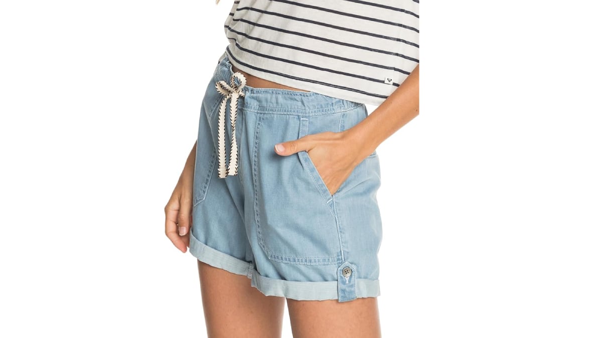 Shorts tejanos elásticos para mujer, de Roxy.