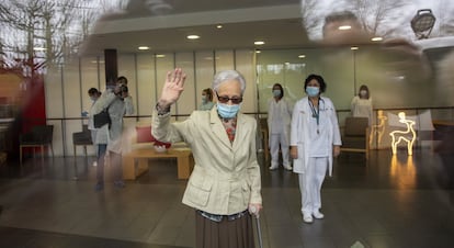Tres mujeres de 91, 87 y 80 años, han sido las tres primeras personas vacunadas de Euskadi. De este modo, Bernardina Escudero (en la imagen), de 87 años, ha sido la primera usuaria de la residencia Caser Betharram de Hondarribia, en Gipuzkoa, en recibir la vacuna de Pfizer.