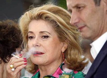 Catherine Deneuve e Hyppolyte Girardot, que participan en <i>Un conte de Noël,</i> ayer en Cannes.