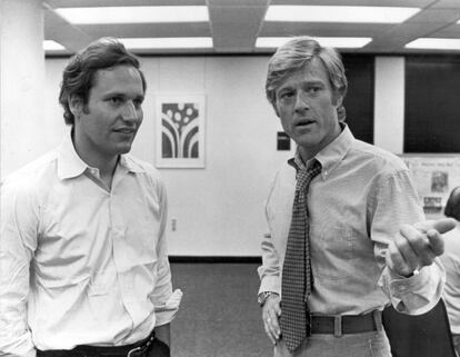 Redford (derecha), en el rodaje de 'Todos los hombres del presidente', sobre el caso Watergate, en la que interpretaba al periodista de 'The Washington Post', Carl Bernstein, que aparece a la izquierd.