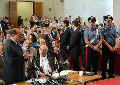Berlusconi (a la izquierda), mientras declaraba ayer ante un tribunal de Milán.