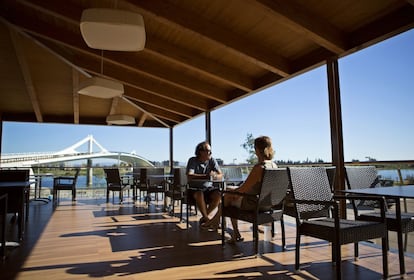 La terraza del restaurante Racó del Riu, con una vistas sobre el río y el puente Lo Passador, que fue inaugurado hace tres años.