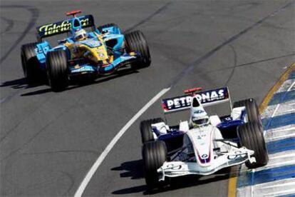 El alemán Nick Heidfeld y Alonso, en acción durante la sesión clasificatoria en el circuito Albert Park de Melbourne.