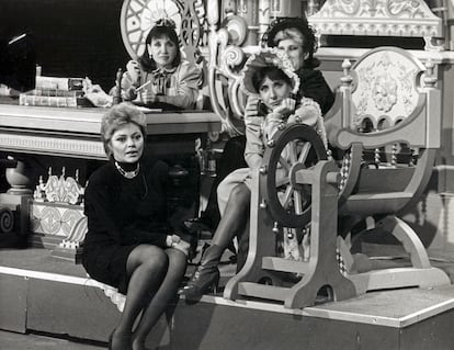 Mayra Gómez Kemp (abajo) y las hermanas Hurtado, en una imagen del programa concurso de televisión "Un, dos, tres...responta otra vez", emitido por TVE 1.