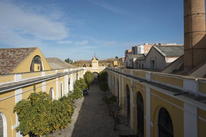 Pasillo central que divide el complejo, visto desde las cubiertas de la fábrica. El lateral izquierdo albergará el Centro Magallanes.