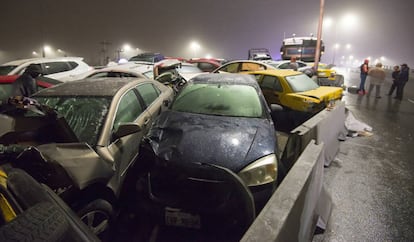 Vista del choque entre unos 40 automóviles, debido a la carretera congelada por los intensos fríos que azotan a buena parte del territorio mexicano.