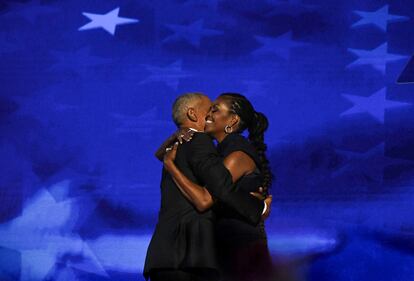 Barack y Michelle Obama, en el escenario durante la Convención Demócrata, el martes por la noche.