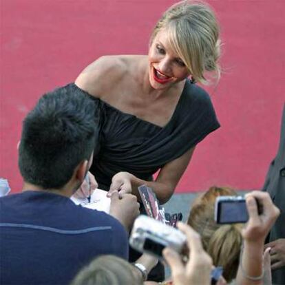 Cameron Diaz firma un autógrafo a su llegada al teatro Lope de Vega.