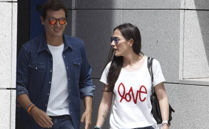 El líder de Ciudadanos, Albert Rivera, abandona el hospital junto a la cantante Malú.