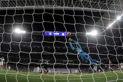 El portero camerunés del Ajax, André Onana, intenta detener un lanzamiento tras una ocasión del Real Madrid en el partido.