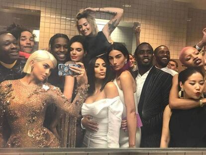 &#039;Seflie&#039; de algunos famosos en el ba&ntilde;o del Met publicado por Kylie Jenner en su Instagram.