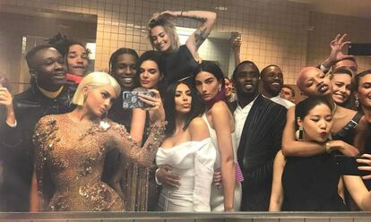'Seflie' de algunos famosos en el baño del Met publicado por Kylie Jenner en su Instagram.