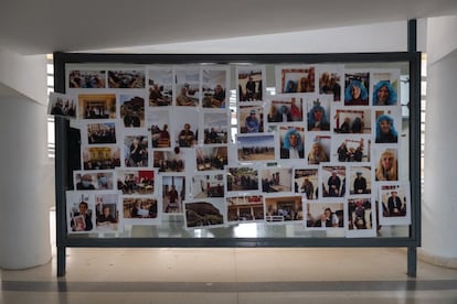 Mural en la recepción de la residencia de ancianos La Siberia de Herrera del Duque con fotografías de los residentes y trabajadores del centro.