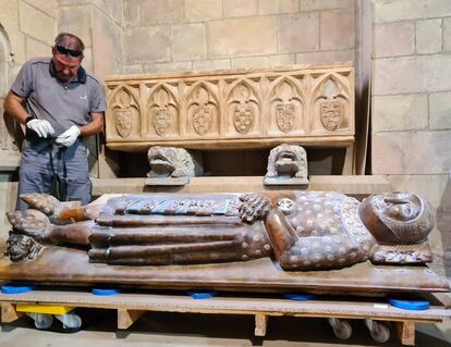 Proceso de colocación de la tapa de la tumba del vizconde sobre el recipiente funerario. Fotografía Monasterio de Bellpuig.