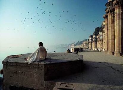 Imagen de la orilla del río Ganges en Varanasi, publicada por Olivier Föll en su libro &#39;Homenaje a la India&#39;.