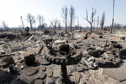 Vista de un vecindario afectado por un incendio el 12 de octubre, en Santa Rosa, California. Múltiples incendios forestales dispersos por los condados de Napa, Sonoma y Mendocino, dejan al menos 77.000 hectáreas quemadas y hogares y negocios destruidos.