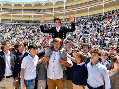 Marco Pérez, a hombros en la plaza de Las Ventas el 15 de mayo de 2023.