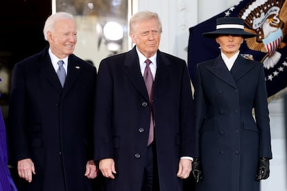 El presidente Biden recibe al presidente electo de EE UU, Donald Trump, y su esposa Melania en la Casa Blanca, este lunes.