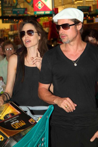 Angelina Jolie y Brad Pitt, de compras en Namibia.