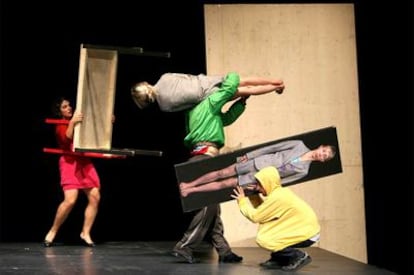 Un momento de la obra <i>Öper Öpis</i> de la compañía suiza Zimmerman & De Perrot en el festival Escena Contemporánea.