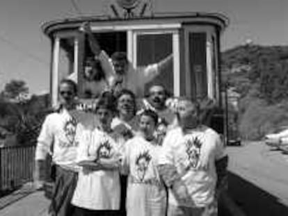 b 33980 (17/abr/00) -color- Acción solidaria "Somriure a tindouf", en la foto Tortell Poltrona, Silvia Munt y payasos sin fronteras. -foto: Silvia T. Colmenero.