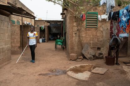 Awa Baguia en uno de los patios compartidos de la habitación que alquila en Uagadugú, Burkina Faso, en marzo de 2021.