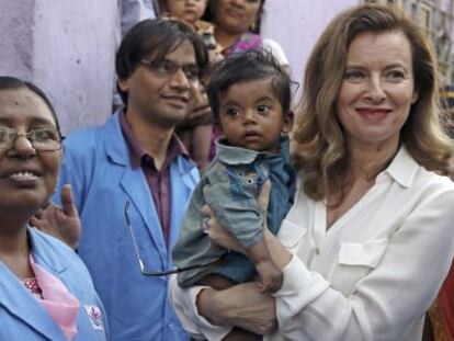 Val&eacute;rie Trierweiler, en su visita de ayer a un suburbio en Bombay. 