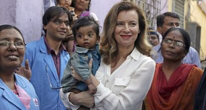 Val&eacute;rie Trierweiler, en su visita de ayer a un suburbio en Bombay. 