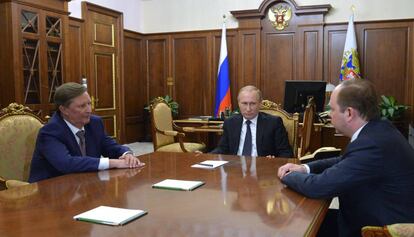Putin, en el centro, en una reuni&oacute;n este viernes con el nuevo jefe de gabinete Anton Vaino (dcha.) y el saliente Sergei Ivanov (izq.)