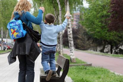 Las madres solas con dos hijos no reciben las mismas ayudas que las viudas.