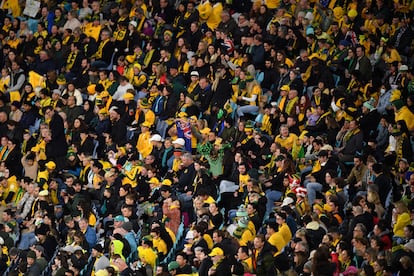 Aficionados durante el partido de fútbol de octavos de final del Mundial entre Australia y Dinamarca, el 7 de agosto.