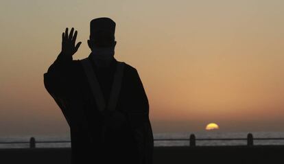 Un imán musulmán observa la puesta de sol en Ciudad del Cabo (Sudáfrica) en la ultima noche de Ramadán.