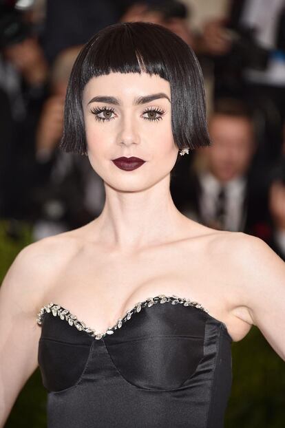 Detalle del look de aires góticos de Lily Collins.