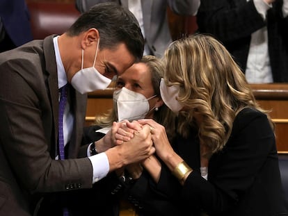 Pedro Sánchez, Nadia Calviño y Yolanda Díaz celebran la aprobación de la reforma laboral.