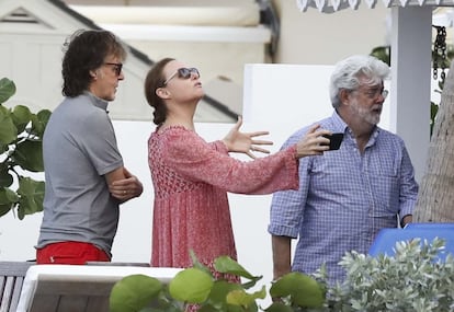 Paul McCartney y su hija Stella posan con George Lucas en San Bartolomé donde pasan las vacaciones de Navidad.