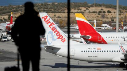 Aviones de Iberia y Air Europa, en el aeropuerto de Barajas.